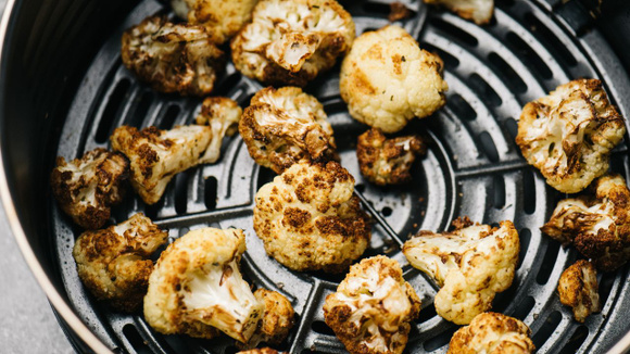 Couve-flor na airfryer pronta em 20 minutos para um jantar rápido:  receita crocante e macia é o acompanhamento perfeito (eu como até pura!)