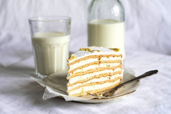 Esse bolo de leite em pó com cobertura cremosa vai te fazer voltar à infância no primeiro pedaço