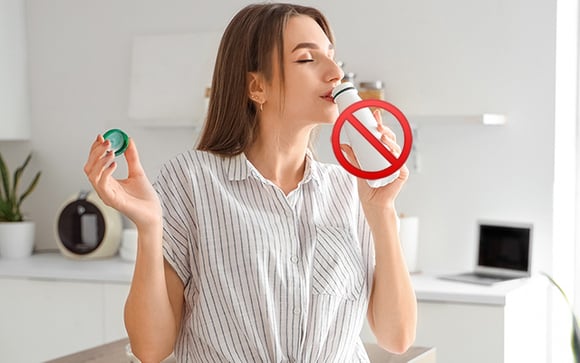 Pare imediatamente de beber no bico das garrafinhas de bebidas e iogurtes que estão na sua geladeira, é o alerta desse neurocientista