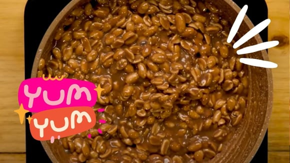 Uma Festa Junina com esse pé de moleque cremoso de 4 ingredientes eleva o evento a outro patamar