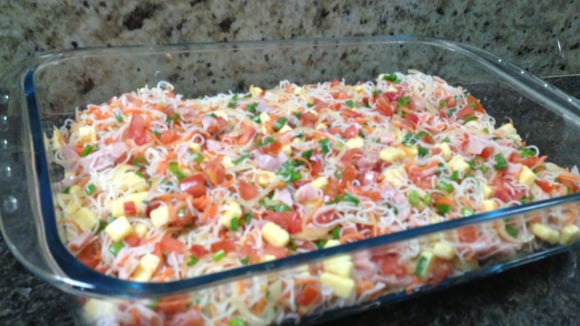 Salada de bifum com presunto, tomate, pimentão, milho, cenoura ralada e cheiro-verde (Créditos: TudoGostoso/Fernando Montes)