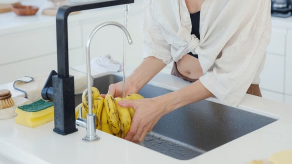 Você nunca lava as bananas quando chega em casa depois das compras? Essa precaução simples pode te poupar alguns problemas na cozinha