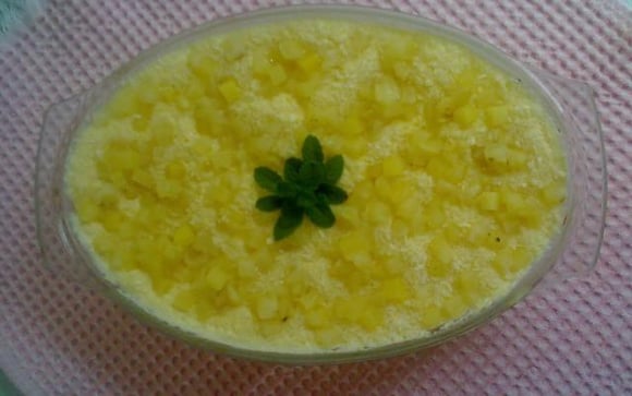 Para quem quer comer doce sem culpa, a sugestão é uma mousse de abacaxi de baixa caloria (Créditos: Tanisleila Nascimento/TudoGostoso)