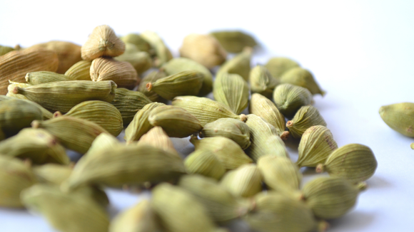 Baixo teor calórico, quantidade de fibras e presença de compostos antioxidantes. (Créditos: Canva)