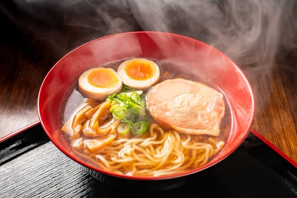O rámen possui uma textura mais fina, muito parecido com o miojo (Créditos: Shutterstock)