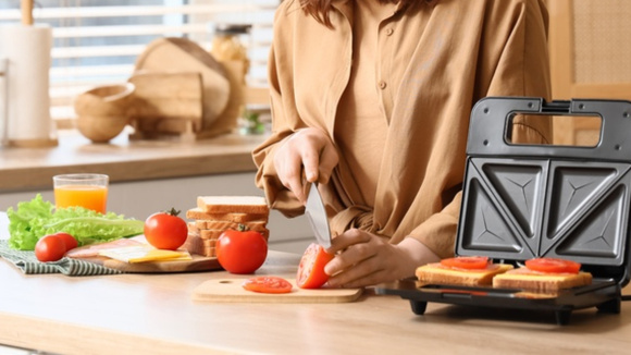 Combo imperdível para a cozinha! Sanduicheira e mixer Cadence por R$ 200