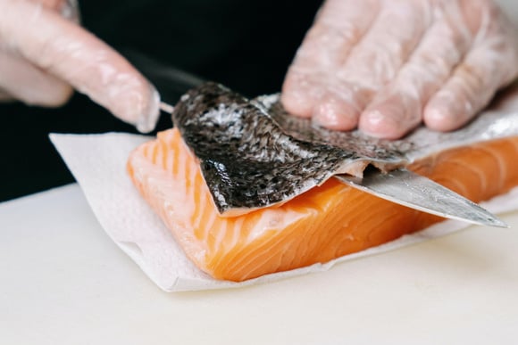 Segredo de chef:  truque para tirar a pele do salmão de um jeito rápido e fácil