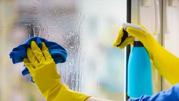 É importante deixar os produtos agirem na sujeira para que a limpeza seja realmente eficiente (Créditos: Shutterstock)