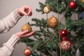 Como fazer um arranjo de bolas de natal em cascata para decorar a sua árvore
