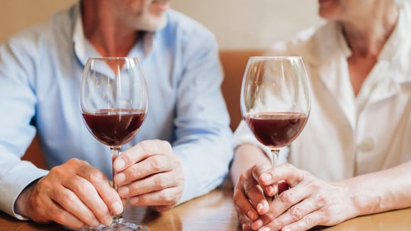 Entenda por que o consumo de vinho costuma estar associado à longevidade (Créditos: Magnific)