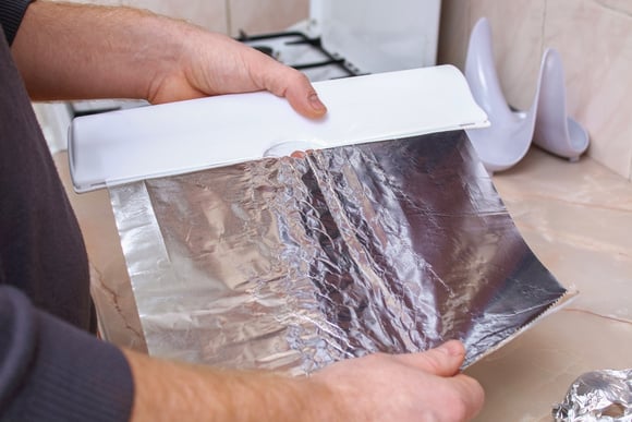 Envolver o braço em papel-alumínio, a solução que a maioria das pessoas faz em casa à noite