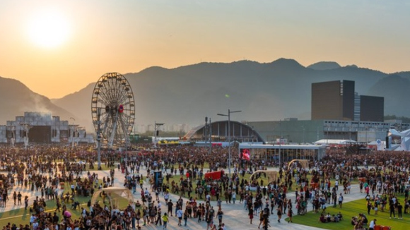 Vai assistir ao Rock in Rio 2024 em casa? Veja os melhores produtos para preparar uma noite com os amigos!