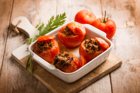 Tomates recheados com carne moída e arroz: o jantar de forno perfeito para noites frias e preguiçosas