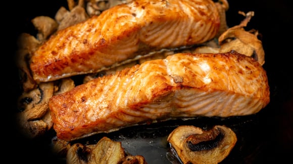 "Para que o peixe fique perfeito, não unte a frigideira com óleo, unte um pedaço de papel manteiga com óleo", sugerem os cozinheiros