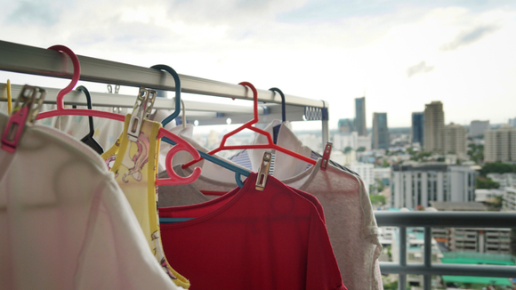 Nem precisa de secadora: 6 truques fáceis para secar roupa dentro de casa em dias de chuva