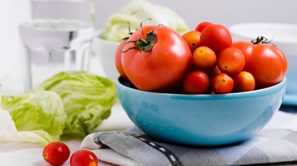 O gás etileno pode ajudar no processo de amadurecimento dos tomates (Créditos: Magnific)