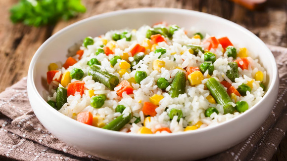 Arroz cozido no vapor fica soltinho e pode ser preparado com legumes junto (Créditos: Canva)