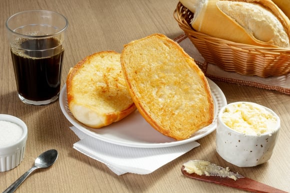 Nem margarina, nem azeite: esse é o melhor ingrediente para usar no pão na chapa se quiser a casquinha perfeita