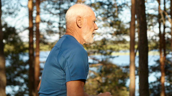 Rafael Hidalgo, personal trainer: "Se uma pessoa com mais de 70 anos caminhar de 20 a 30 minutos cerca de 5 dias por semana, já obterá benefícios em termos de saúde cardiovascular, mobilidade e bem-estar geral."