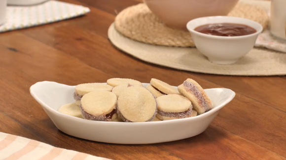 Prepare o biscoito casadinho de goiabada do TudoGostoso e surpreenda-se com o gosto amanteigado que desmancha na boca
