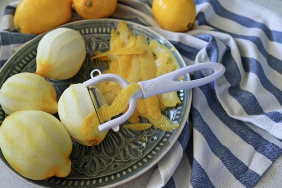 A casca de frutas críticas remove a gordura do micro-ondas em 1 minuto sem precisar de produtos de limpeza!
