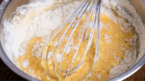 Os confeiteiros concordam com essa dica do TudoGostoso: bater demais a massa do bolo pode comprometer a textura e o crescimento