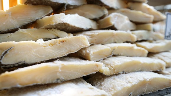 Bacalhau bom se escolhe assim: truques simples que fazem toda diferença no sabor da sua ceia