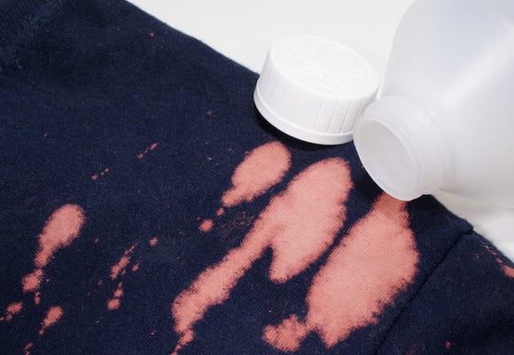 Depois que aprendi esse truque, não preocupo mais com roupa manchada de água sanitária