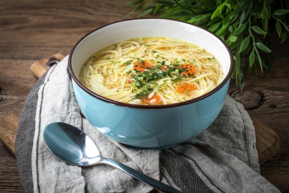 Você vai ficar apaixonado por essa sopa de frango com legumes e macarrão! (Créditos: Shutterstock)