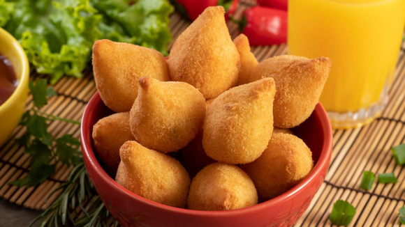 A melhor receita para fazer com sobra de salpicão é essa coxinha cremosa e supercrocante: aprenda a receita