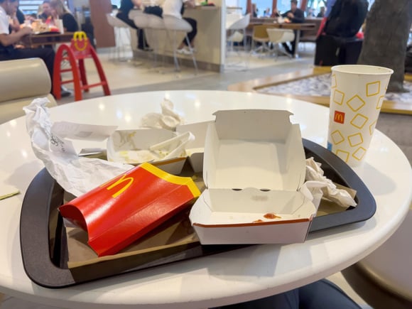 O que significa não recolher a bandeja depois de comer em um restaurante fast-food? Gesto revela aspectos profundos da personalidade, segundo a psicologia