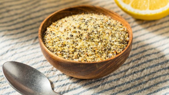 Nunca mais tive que comprar lemon pepper no mercado depois que descobri como preparar em casa!