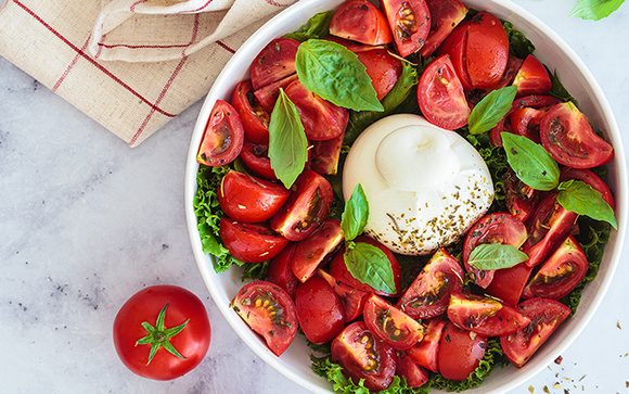 Essa salada de tomate prova que o simples bem feito pode mudar completamente o sabor do seu almoço