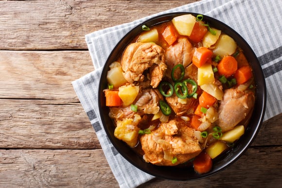 Desde que experimentei esse ensopado de frango, nunca mais comi de outro jeito: fica pronto em 15 minutos e tem sabor de comida da vovó