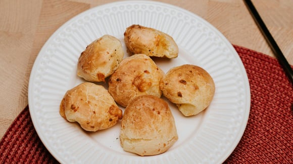 Pãozinho de queijo de 3 ingredientes feito na airfryer: receita prática para café da manhã que toda a família vai amar!