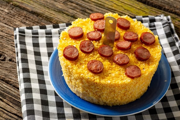 Cuscuz de milho pode ser consumido de diversas formas, incluindo receitas doces ou salgadas.