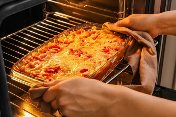 Sobrou arroz do dia anterior? transforme em um jantar incrível com essa receita de arroz de forno cremosa