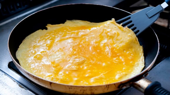 Minha omelete sempre ficava seca, até que aprendi esse detalhe que mudou tudo: agora faço omelete igual de chef!