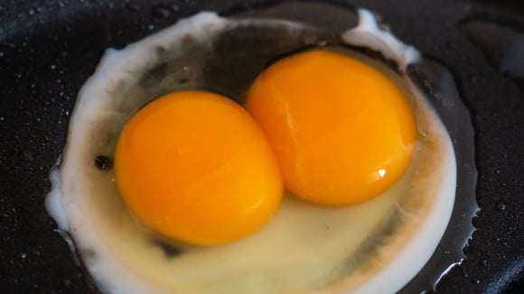 Pouca gente sabe o que significa encontrar ovos com duas gemas, mas eu te conto a verdade agora