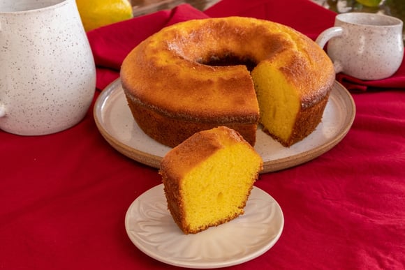 Bolo de milho com laranja de liquidificador pra salvar a festa junina dos celíacos e intolerantes à lactose