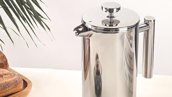 Cafeteira francesa de inox está com o menor preço do ano para preparar café fresquinho em casa