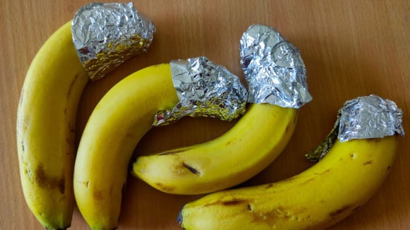 Envolver os cabos das bananas com papel-alumínio ajuda a prolongar a durabilidade das frutas (Créditos: Shutterstock)
