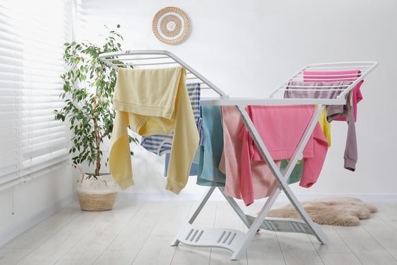 Deixar espaço entre as peças melhora a circulação de ar e pode acelerar a secagem. (créditos: Shutterstock)