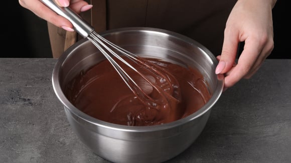 O segredo para temperar chocolate e fazer ovos de Páscoa brilhantes está no TudoGostoso