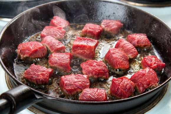Como selar alimentos do jeito certo para ter uma comida digna de restaurante em poucos minutos