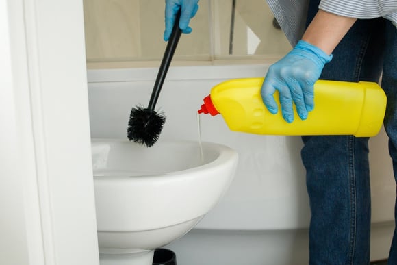 Um engenheiro químico demonstra como limpar um vaso sanitário corretamente: "Atenção: o vinagre não é desinfetante"
