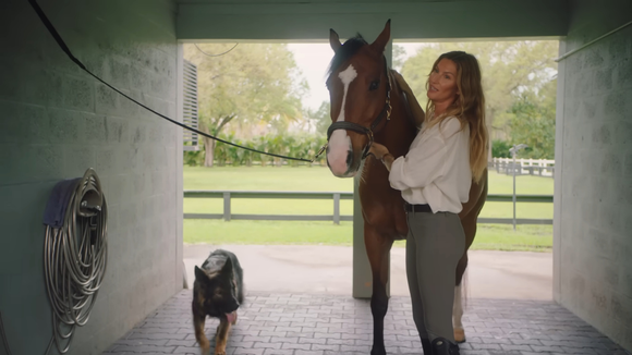 Gisele Bündchen investiu em estrutura de ponta para criação de cavalos.  (créditos: reprodução/Youtube Vogue)