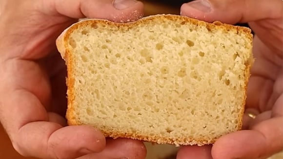 Mesmo sem sova, esse pãozinho caseiro fica bem macio e fofinho (Créditos: Reprodução/Receitas de Pai/YouTube)