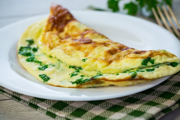 Essa omelete proteica é ideal para se sentir saciado e ainda promove o ganho de massa muscular (receita fácil)