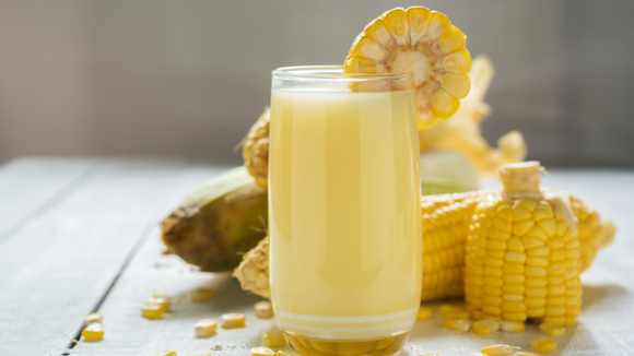 Suco de milho da espiga cremoso em copo decorado com o ingrediente (Créditos: Shutterstock)